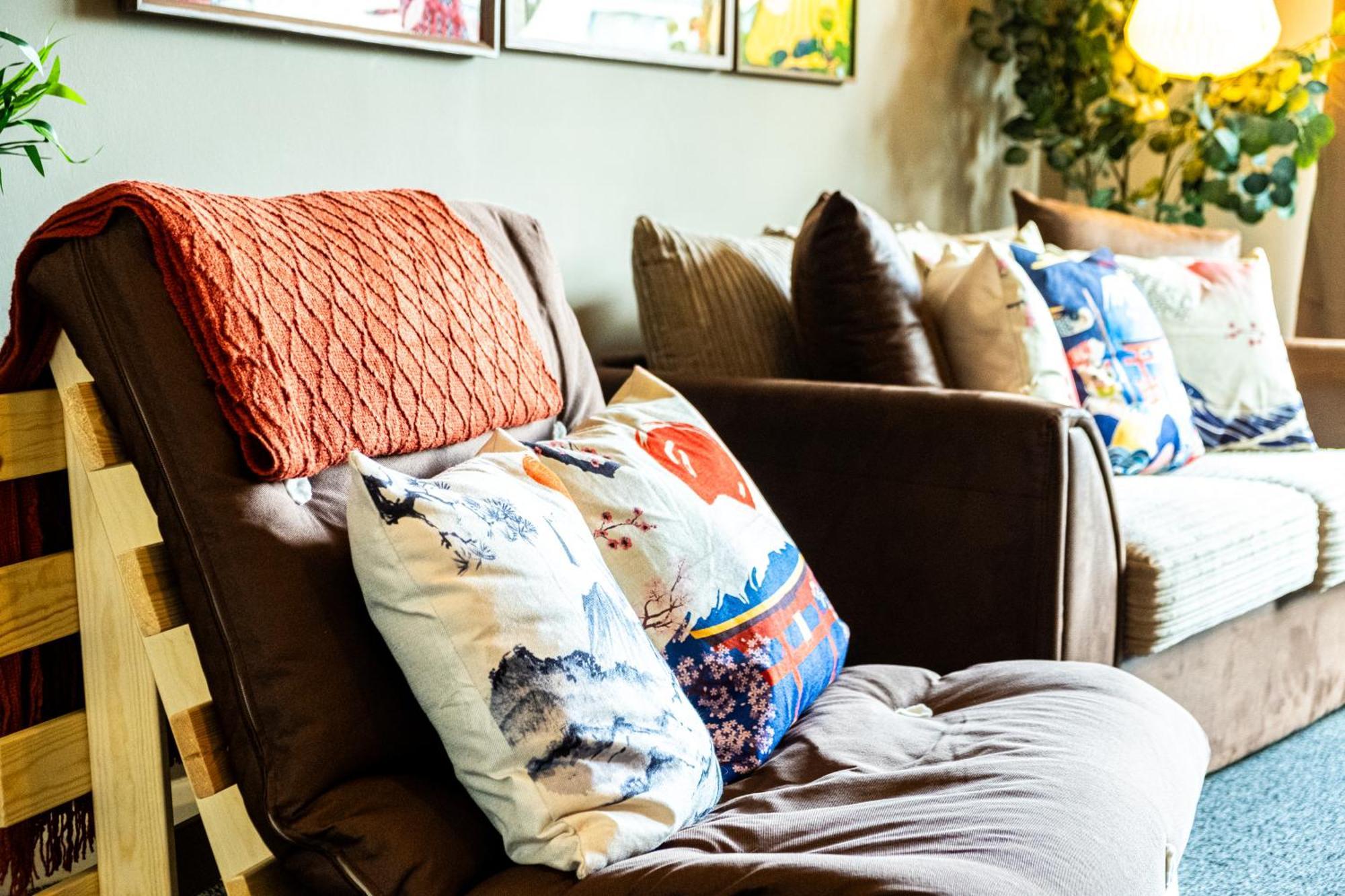 Apartment Anime - And Free Parking With Netflix